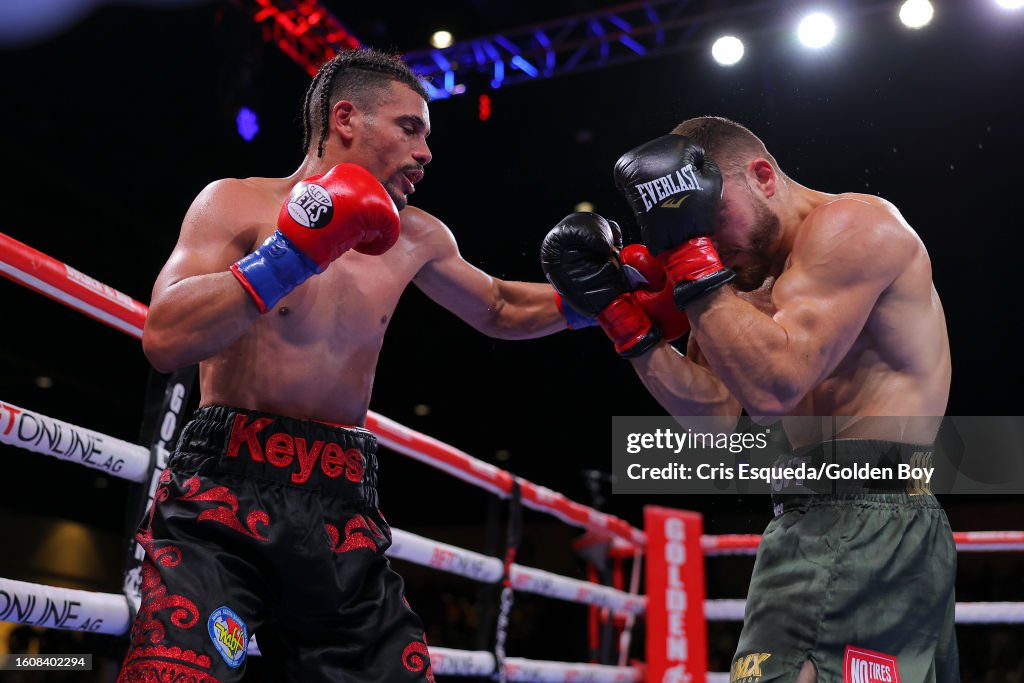 D'angelo Keyes throws a punch on Oscar Duarte at Santa Fe Springs ...