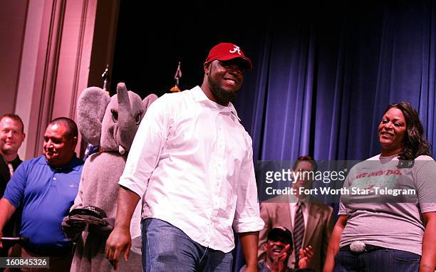 Shawn Robinson of Arlington Heights, Texas, announces his intent to play football at Alabama during a ceremony in Fort Worth on Wednesday, February...