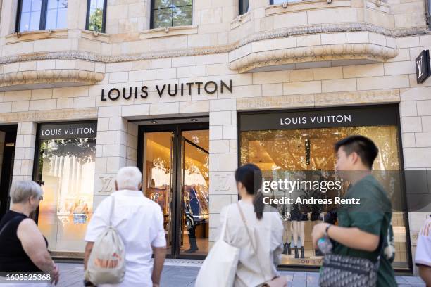 Queue In House 1,093 Queue Of People Outside House Stock Photos, High-Res Pictures ...