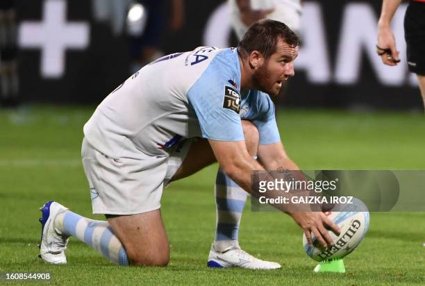 Bayonne's French fly-half Camille Lopez prepares to kick a penalty during the French Top 14 rugby union match between Aviron Bayonnais and Stade...