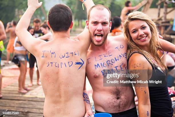 travelers gather at riverside bars to party - laos vientiane stock-fotos und bilder