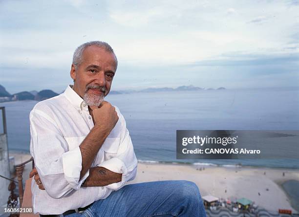 Rendezvous With Paulo Coelho In Rio De Janeiro. Rio de Janeiro - février 1998 - A l'occasion de la sortie de son livre 'La cinquième montagne',...