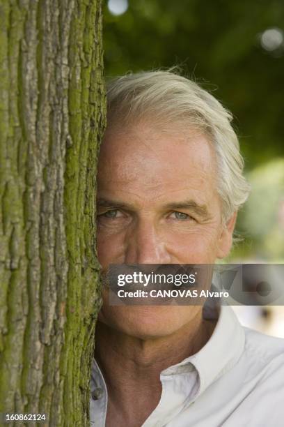 Rendezvous With Yann Arthus-bertrand. Plan de face souriant de Yann ARTHUS-BERTRAND, élu à l'Académie des beaux-arts pour la photographie, appuyé...