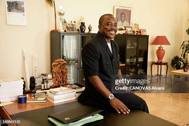 Presidential Elections In The Democratic Republic Of Congo. Attitude souriante du président Joseph KABILA assis sur un coin d'une table dans son...