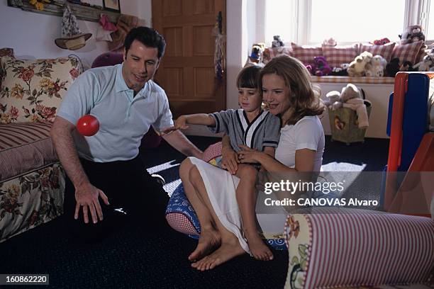 Rendezvous With John Travolta. Juillet 1996- Portrait de John TRAVOLTA et de sa famille chez lui. Dans la nurserie, John, Kelly et Jett, 4 ans leur...
