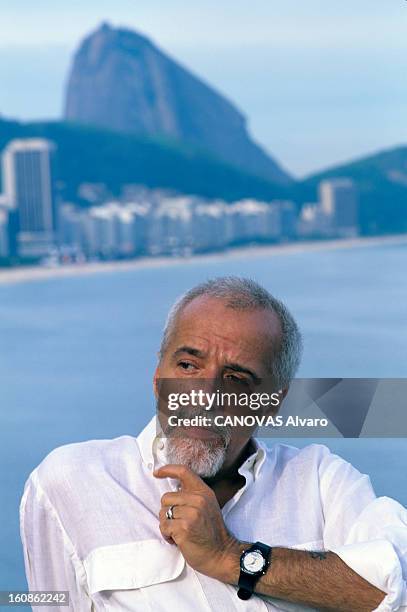 Rendezvous With Paulo Coelho In Rio De Janeiro. Rio de Janeiro - février 1998 - A l'occasion de la sortie de son livre 'La cinquième montagne',...