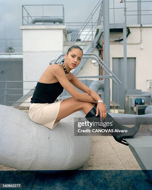 Noemie Lenoir Poses At The Hotel Millenium Opera. A Paris, en mai 2000, portrait du mannequin Noémie LENOIR, de l'agence FORD, posant sur le toit de...