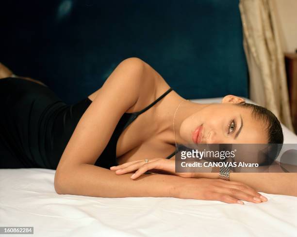 Noemie Lenoir Poses At The Hotel Millenium Opera. A Paris, en mai 2000, portrait du mannequin Noémie LENOIR, de l'agence FORD, posant dans une...