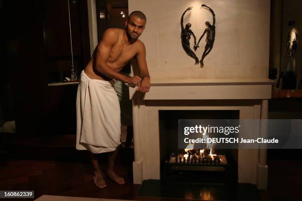 Rendezvous With Tony Parker In Paris. Attitude souriante de Tony PARKER torse nu, une serviette ceinte autour des hanches, se tenant accoudé à la...