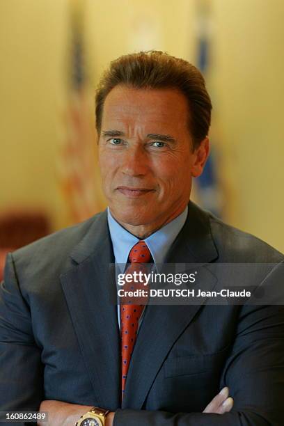 Rendezvous With Arnold Schwarzenegger. Plan de face souriant d'Arnold SCHWARZENEGGER, en costume d'homme d'affaires, dans son bureau de gouverneur à...