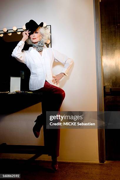 Attitude of the American supermodel Carmen Dell'Orefice photographed in New York, a hat on his head. Styling: Rick Ramsey. Makeup: Yuko Takahashi.