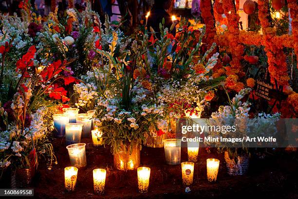 the day of the dead is celebrated in the towns and villages around lake patzcuaro. preparations include major cleaning and repair of the local cemeteries. - all souls day fotografías e imágenes de stock