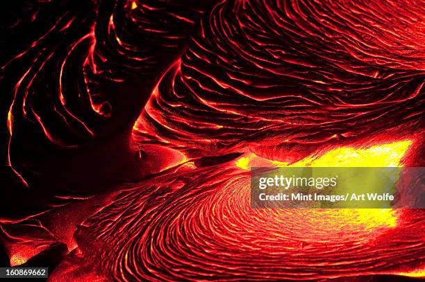 detail of flowing lava, hawaii volcanoes national park, hawaii, usa - lavafeld stock-fotos und bilder