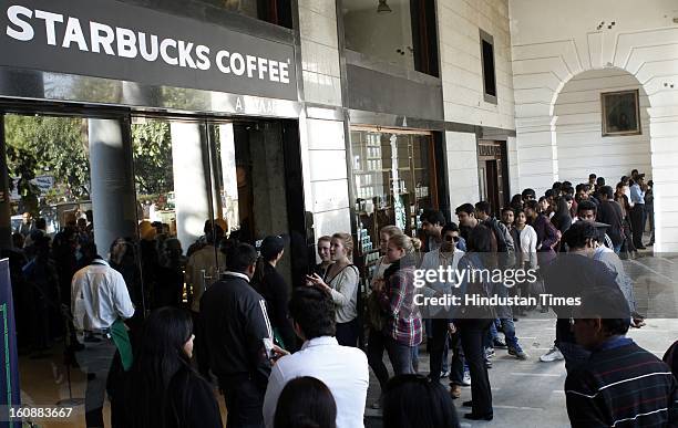 Queue Railing Starbucks Starbucks Line Photos and Premium High Res Pictures - Getty Images