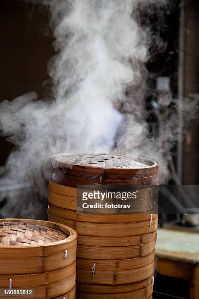 chinese dumpling steamer in xi'an street food restaurant - dim sum stockfoto's en -beelden