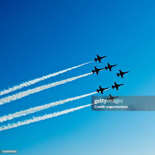 kämpfer flugzeuge in airshow am blauen himmel - luftfahrtschau stock-fotos und bilder
