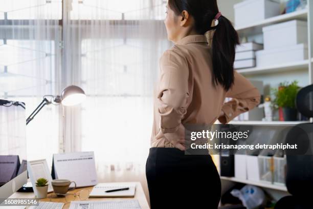 business woman back pain,hip pain,waist pain,body aches. - heup stockfoto's en -beelden