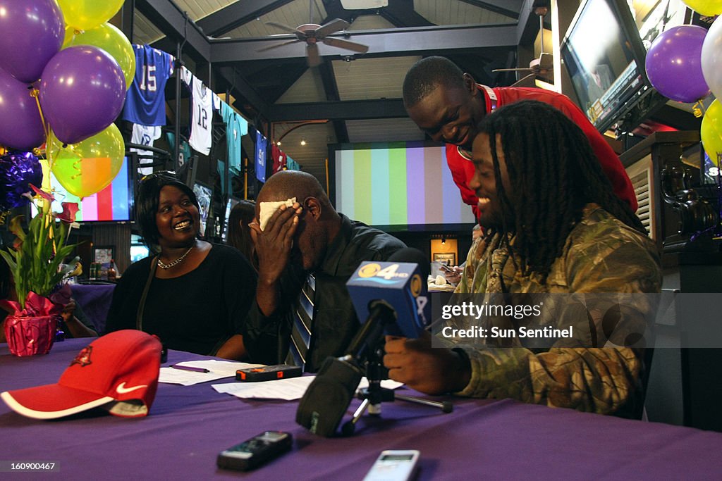 Alex Collins signs with Arkansas