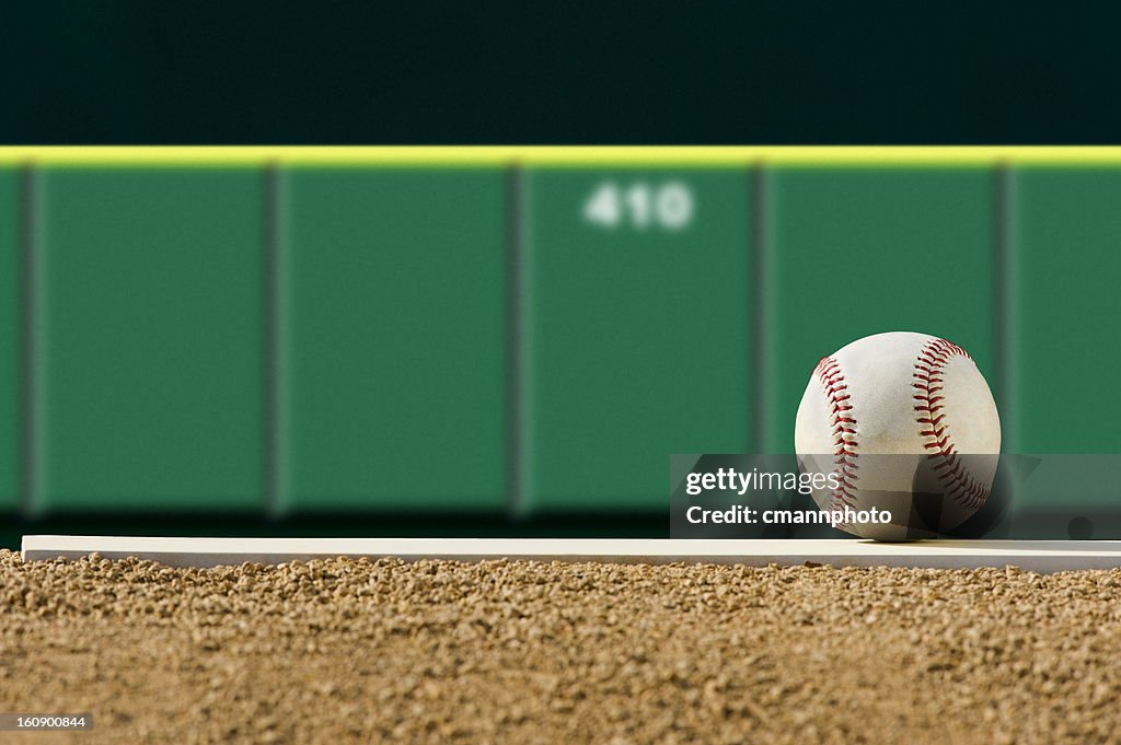 Der neuen Baseball Pitcher's Mound, outfield wall