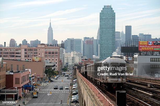 7 train above queens blvd, queens, ny. - queens ストックフォトと画像