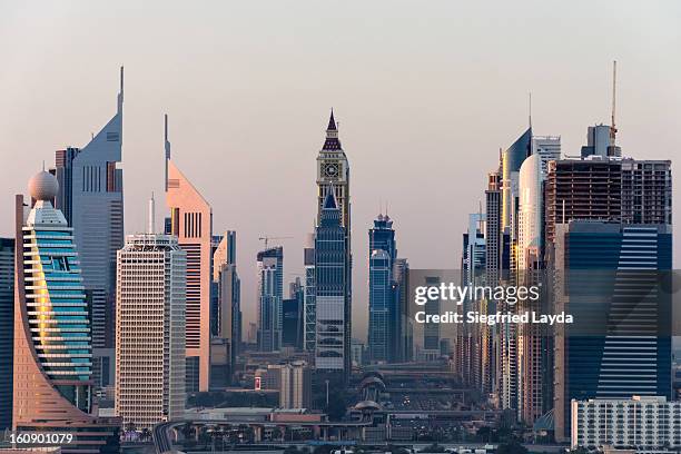 sheikh zayed road - dubai skyline - fotografias e filmes do acervo