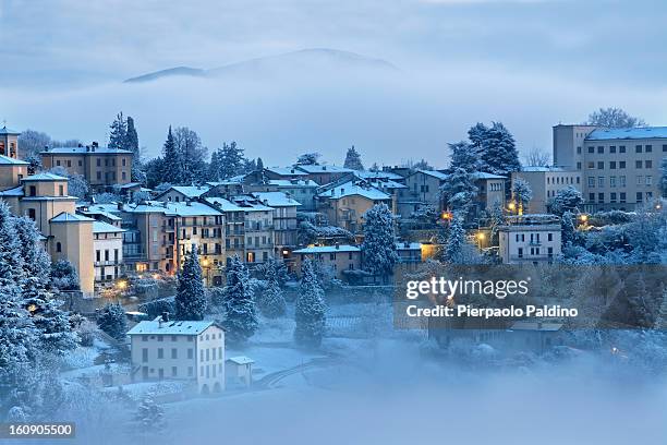 bergamo alta innevata al crepuscolo - crepuscolo stock pictures, royalty-free photos & images