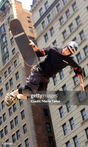 Professional skateboarder Jim Murphy performs at an event promoting Powerade sports drink August 14, 2001 at Union Square in New York City.