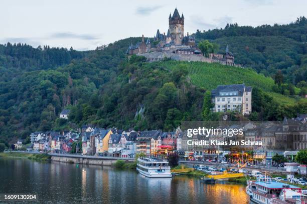 stadsgezicht in de avond van cochem en de moezel in duitsland - moezel stock pictures, royalty-free photos & images