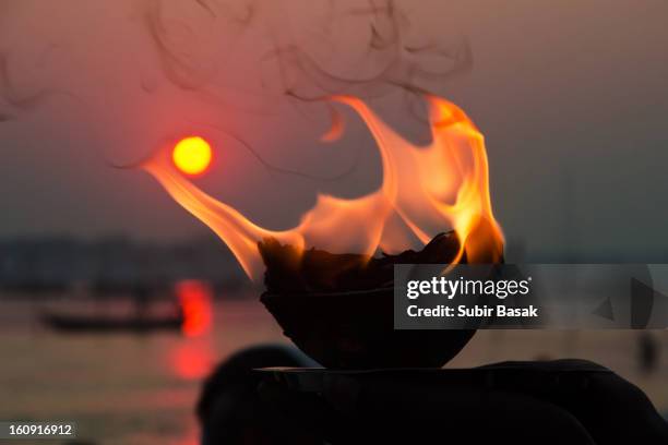 devotees perform an evening prayer at kumbh mela - allahabad stock pictures, royalty-free photos & images