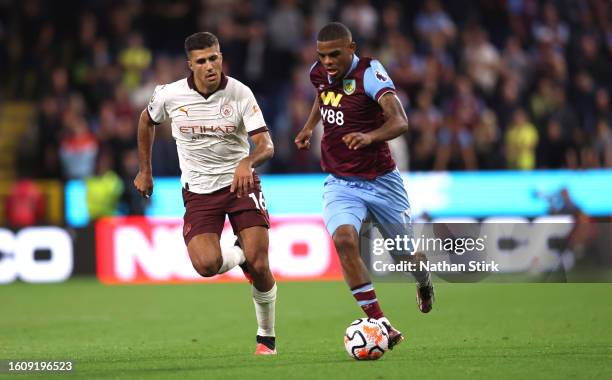 Lyle Foster of Burnley and Rodri of Manchester City in action during the Premier League match between Burnley FC and Manchester City at Turf Moor on...