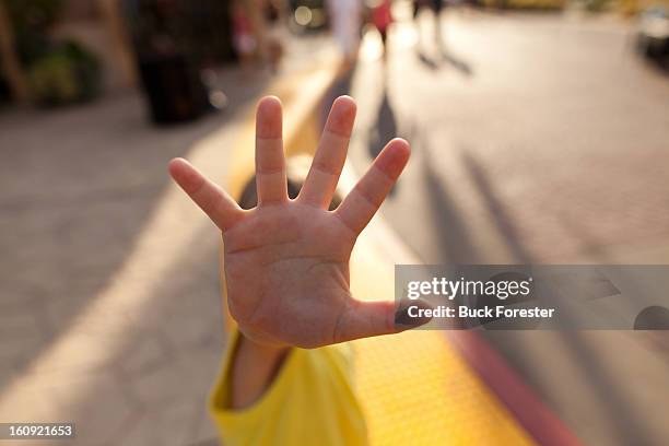 hand stop - stop sign stock-fotos und bilder