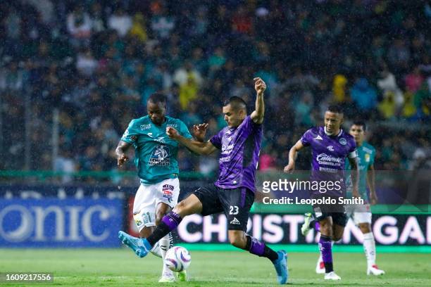 Jaine Barreiro of Leon competes for the ball with Sergio Flores of Mazatlan FC during the 4th round match between Leon and Mazatlan FC as part of the...