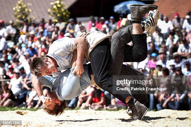 Two Swiss wrestlers fighting at the Emmental Schwing festival in 2011.