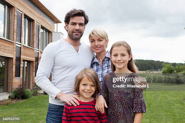 germany, bavaria, nuremberg, portrait of family in front of house - bavarian man in front of house stockfoto's en -beelden