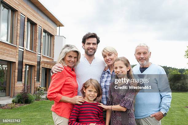 germany, bavaria, nuremberg, portrait of family in front of house - bavarian man in front of house stockfoto's en -beelden