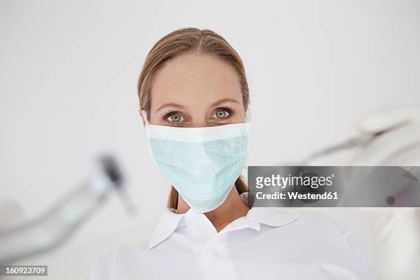 germany, close up of dentist with surgical mask - arbeitskleidung portrait close stock-fotos und bilder