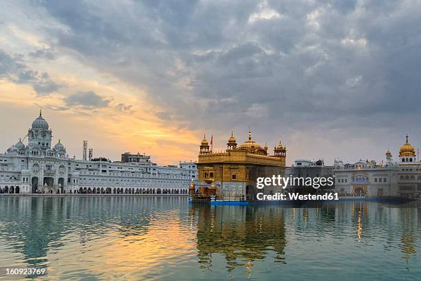 india, punjab, amritsar, view of golden temple - amritsar stockfoto's en -beelden