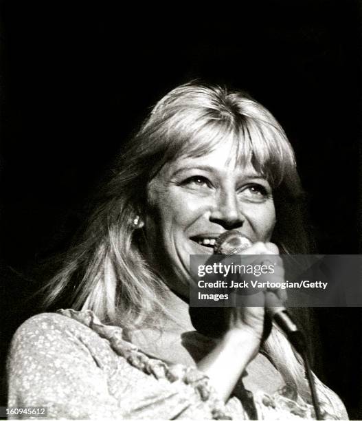 American singer and songwriter Mary Travers performs in a solo concert at the Schaefer Music Festival, Wollman Rink, Central Park, New York, New...