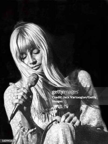 American singer and songwriter Mary Travers performs in a solo concert at the Schaefer Music Festival, Wollman Rink, Central Park, New York, New...