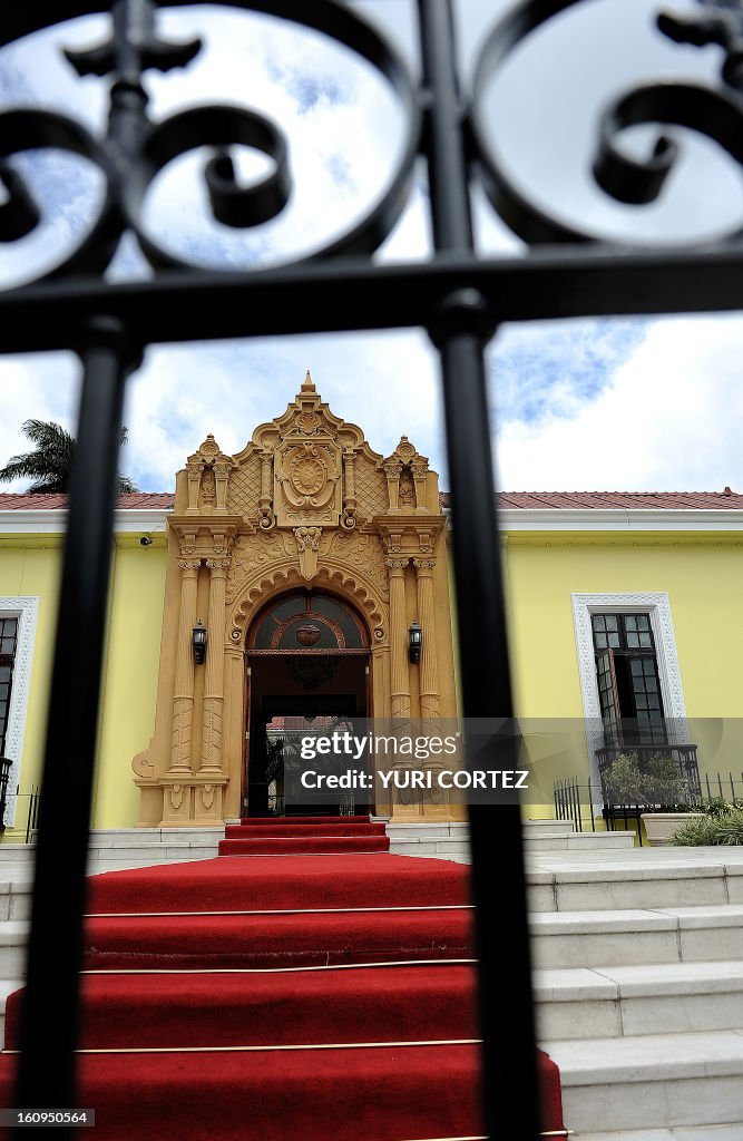 COSTA RICA-THEME-LANDMARK-YELLOW HOUSE