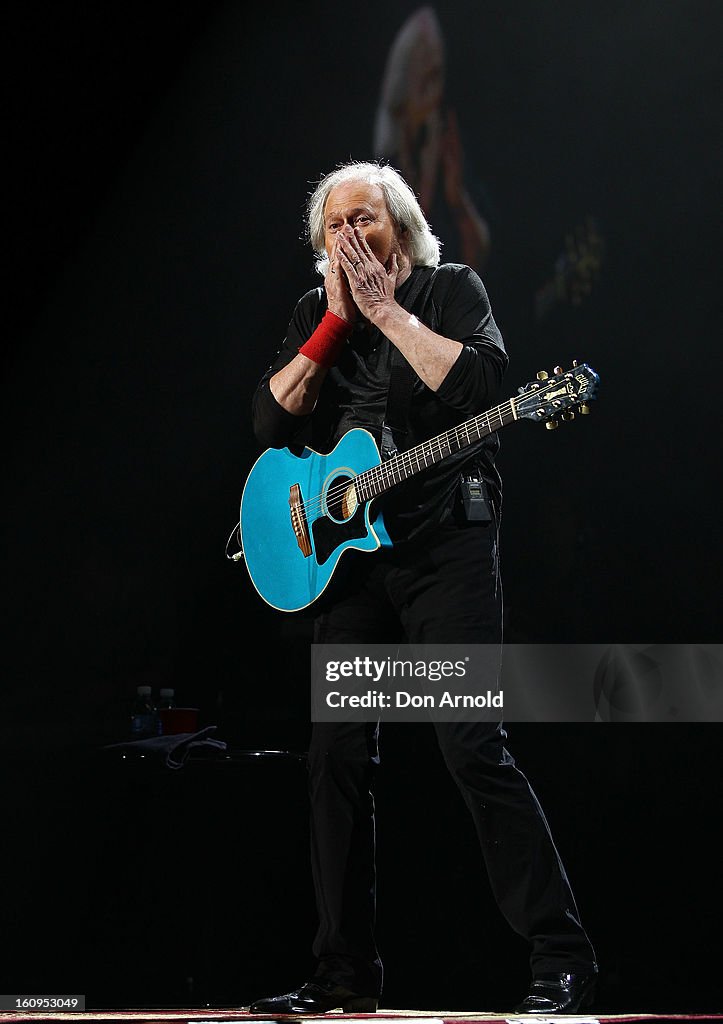 Barry Gibb Performs Solo In Sydney