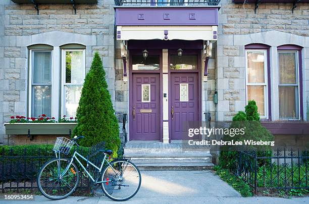 plateau mount royal purple türen - old quebec stock-fotos und bilder