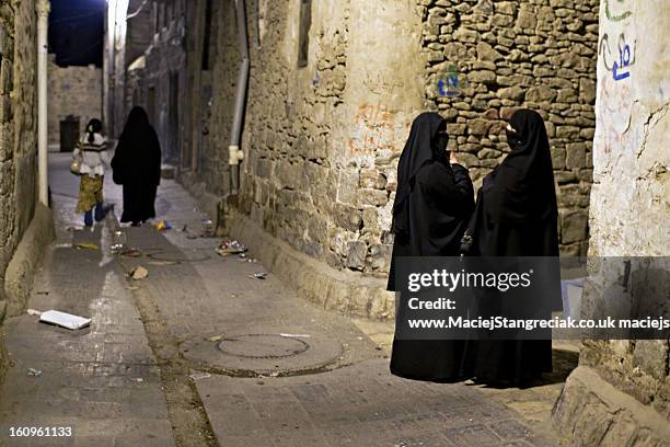 two women - sana'a - yemen girl stock pictures, royalty-free photos & images