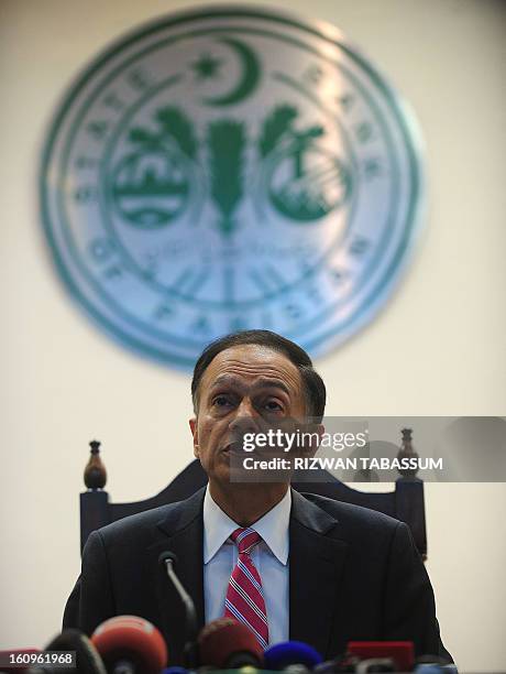 Governor of Pakistan's central state bank Yaseen Anwar presents the new monetary policy at the bank's headquarters in Karachi on February 8, 2013....