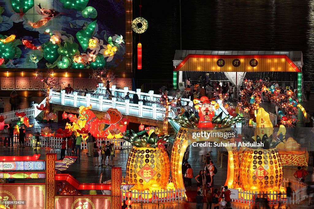 Singapore Celebrates River Hongbao Festival