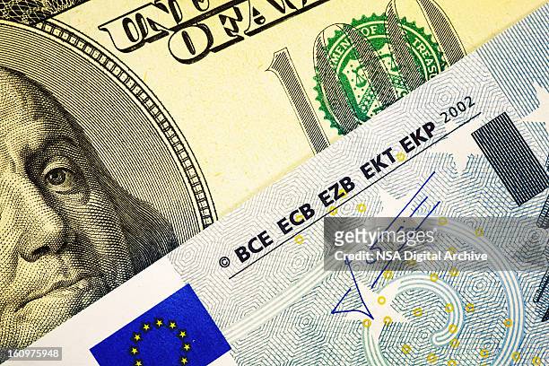 one hundred dollar bill and european union euro note - euro dollar stockfoto's en -beelden
