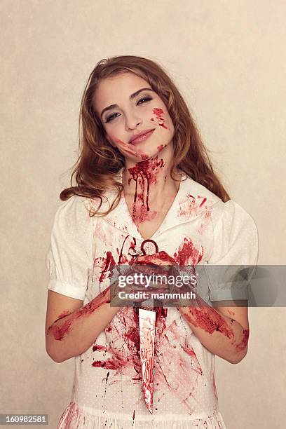 killer beauty holding bloody knife - killer stockfoto's en -beelden