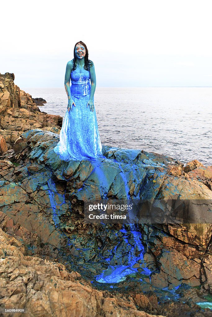 Trash-the-wedding-dress with buckets of blue paint