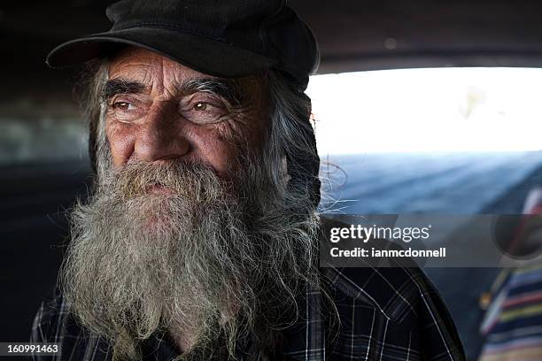 uomo senzatetto - mendicante foto e immagini stock