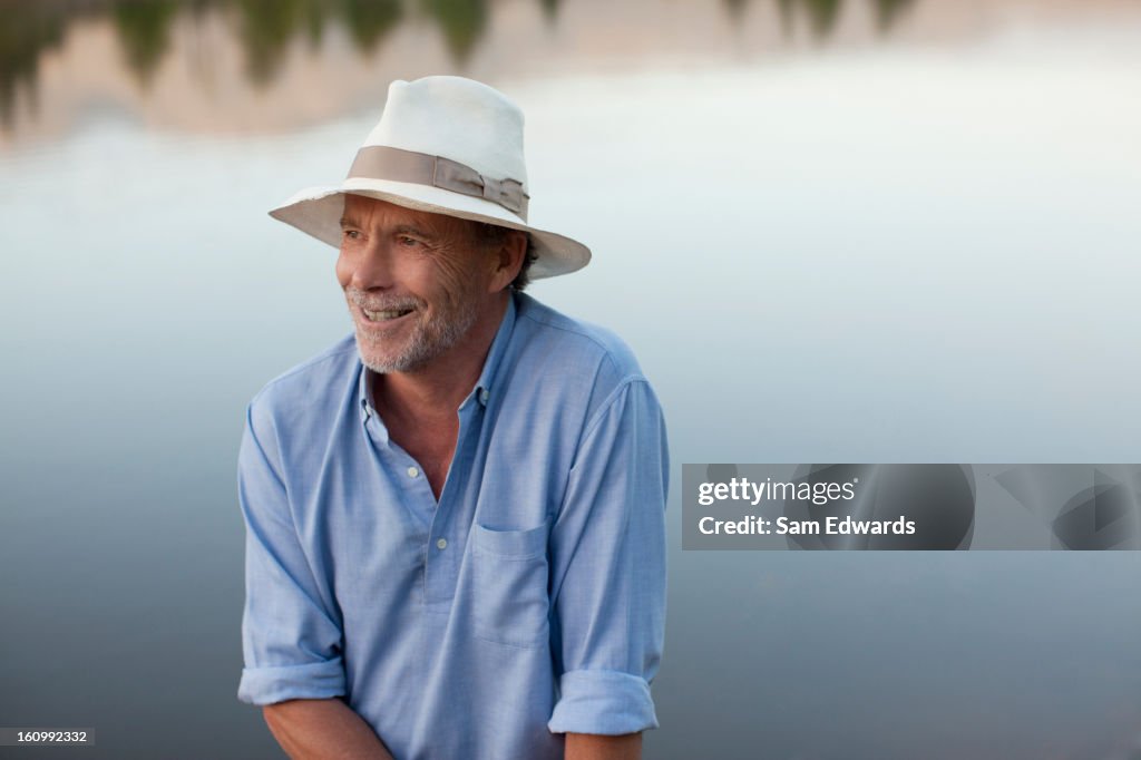 Sonriente hombre en lakeside